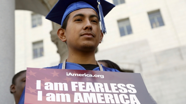 A bipartisan group of lawmakers is trying to prevent Trump from deporting Dreamers