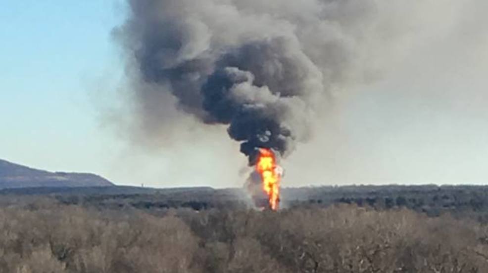 Officials 5 employees missing after gas well explosion in Pittsburg