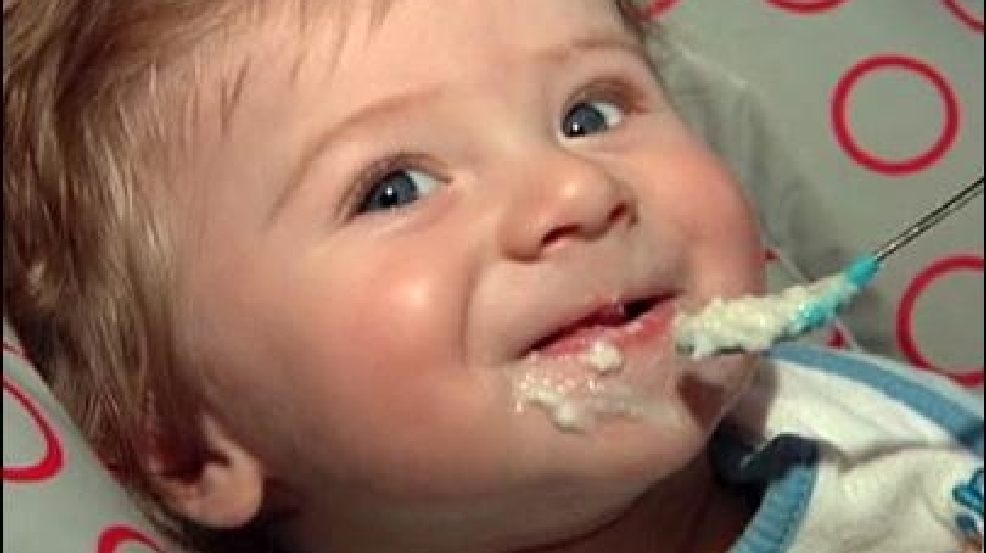 130325_baby_eating_food_405.jpg
